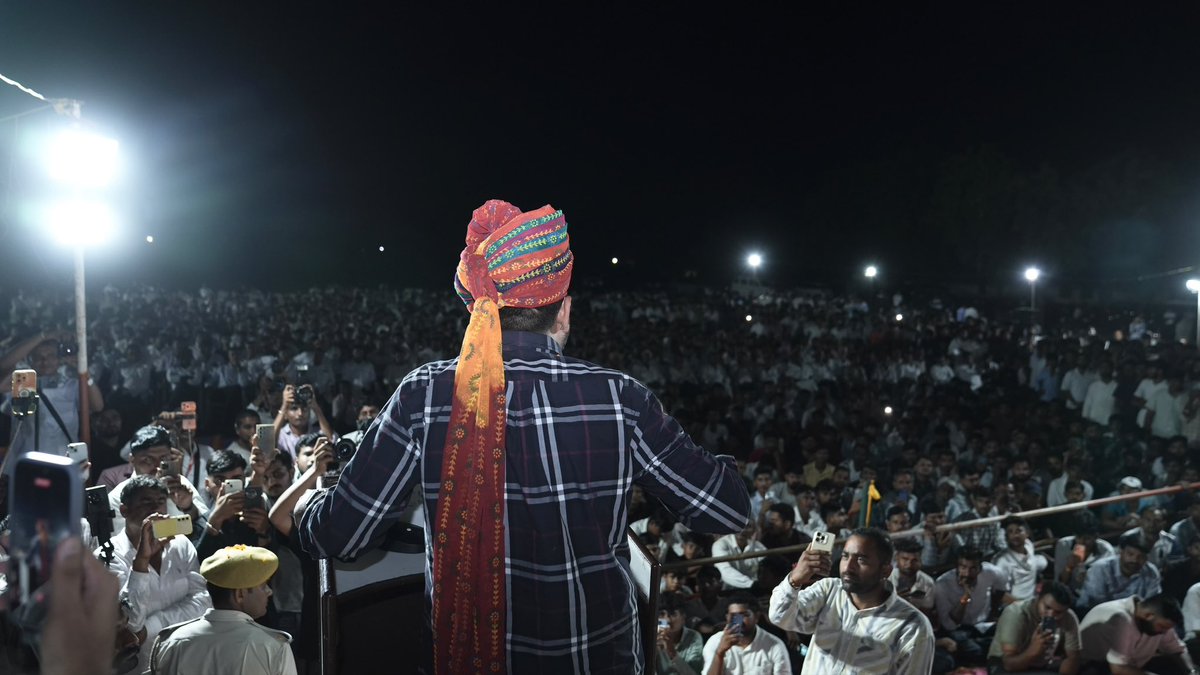 RavindraBhati__'s tweet photo. सरलीकरण यात्रा के तहत आज सांचौर पहुंचकर आयोजित जनसभा को संबोधित किया और आर्थिक रूप से पिछड़े वर्ग के हितों से जुड़े विषयों एवं यात्रा के उद्देश्यों पर विस्तृत संवाद किया।

यह लड़ाई किसी एक जाति, धर्म या वर्ग की लड़ाई नहीं है, बल्कि उन सभी हकदार लोगों की सामूहिक लड़ाई है, जो आर्थिक रूप से पिछड़े वर्ग के आरक्षण की श्रेणी में आते हैं। हमारा उद्देश्य इस मुहिम की आवाज़ को प्रदेश के हर पात्र व्यक्ति तक पहुंचाना है, ताकि उनके अधिकारों से जुड़ी मांगों को मजबूती से सामने रखा जा सके।

इस जनअभियान को प्रदेश के हर कोने तक पहुंचाने में आप सभी का सहयोग अत्यंत आवश्यक है।

आप सभी द्वारा मिले आत्मीय स्नेह-सम्मान हेतु हृदयतल से कोटि-कोटि आभार। 

आओ साथ चलें...!

#सरलीकरण #सांचौर