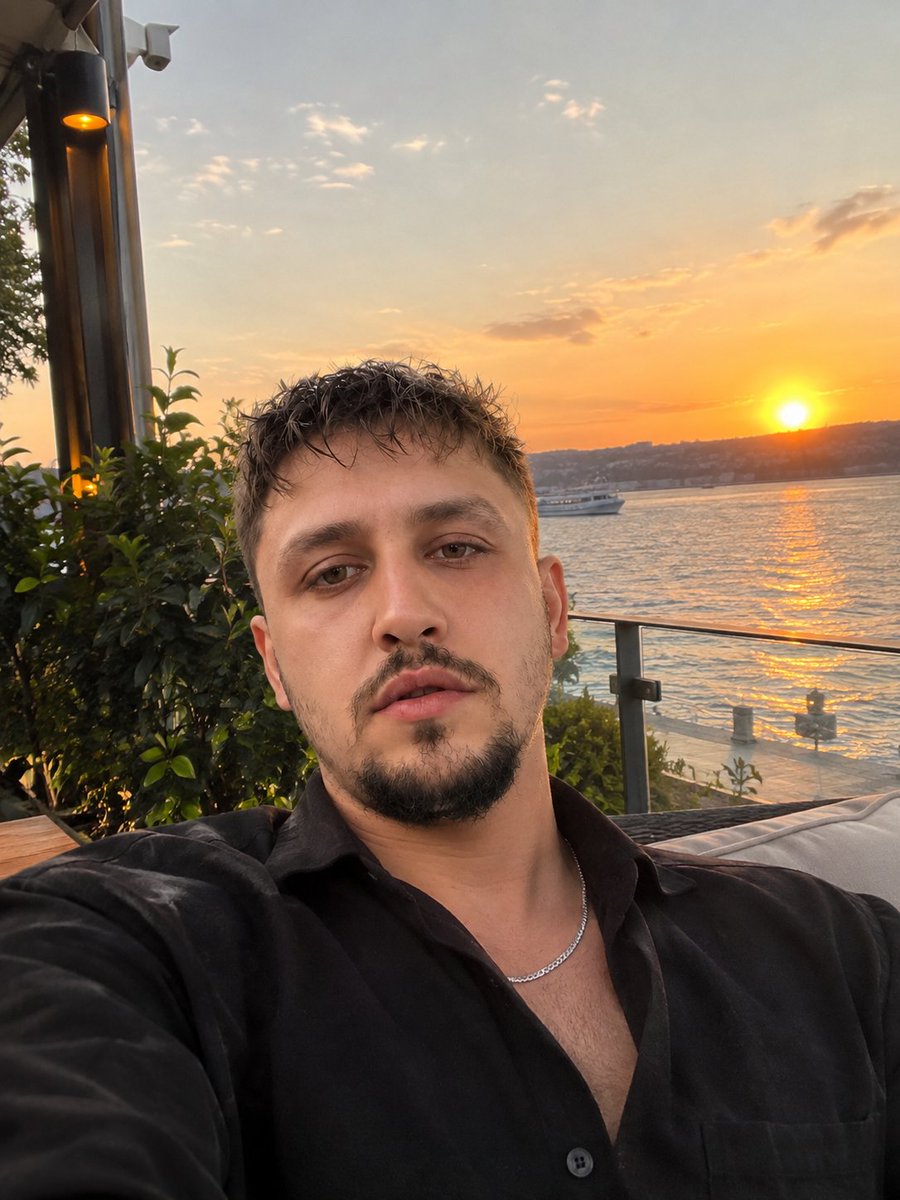 HHuseyin264's tweet photo. “Bazı manzaralar güzeldir, bazıları ise insana kendini hatırlatır… Ben sadece kendi yoluma bakarım. 🌅🖤” https://t.co/oaF63PPw41