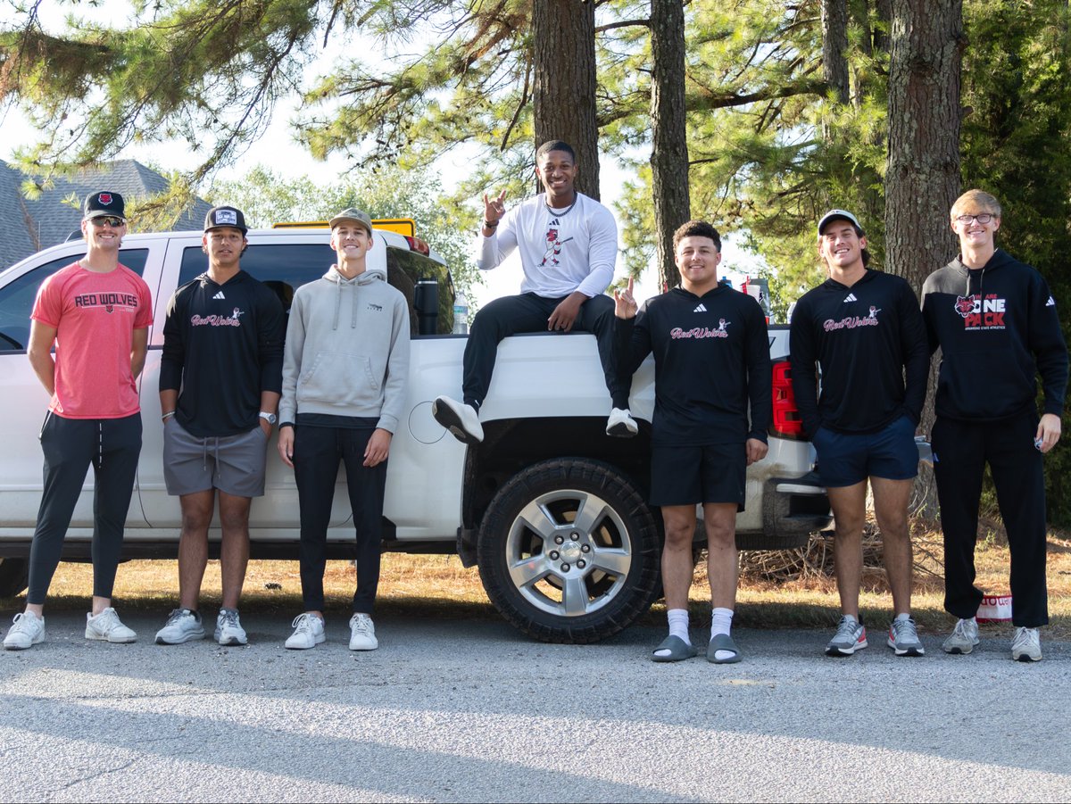 AStateBaseball's tweet photo. We had tons of fun cheering on everyone who participated in the Heart and Soul Half Marathon this morning!! 🐺

#WolvesUp https://t.co/68yeMoHPdn