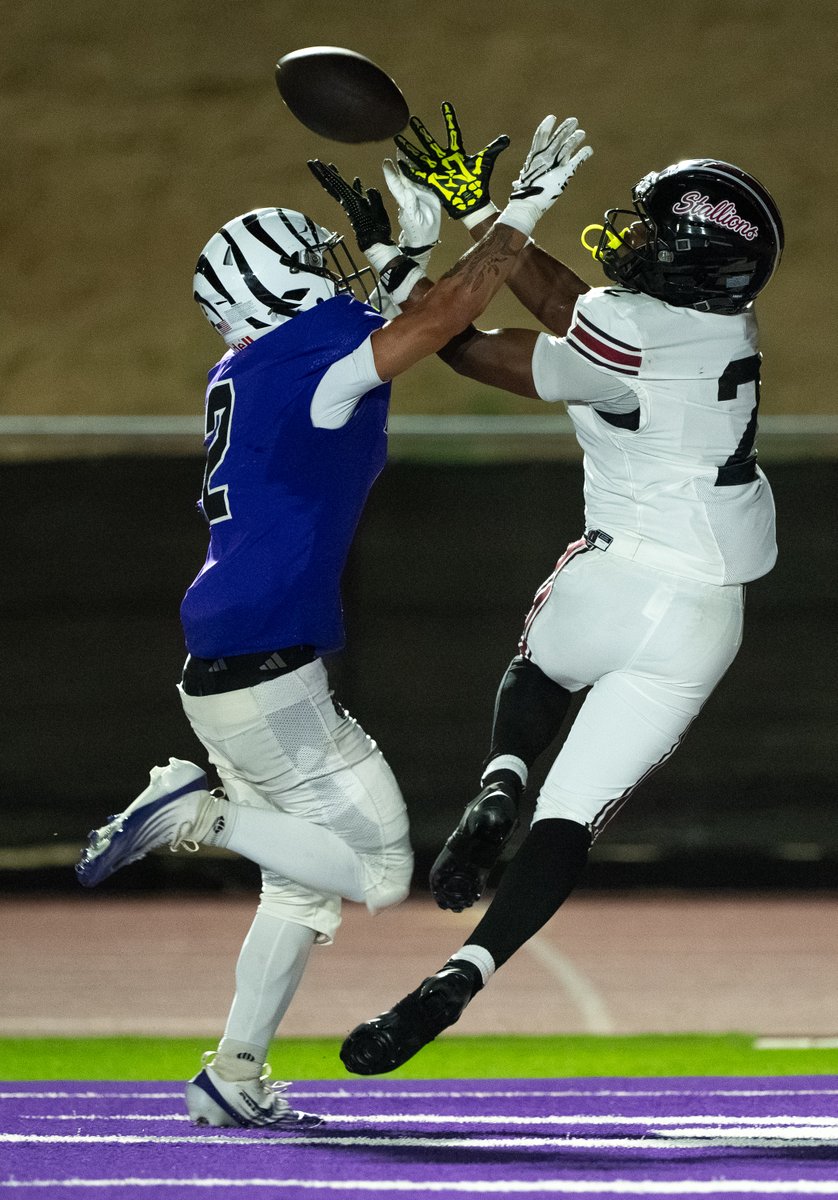 yesanothertweet's tweet photo. A few frames from last night's game between @SRHSFootball1 visiting @MillenniumFB. After a scary kickoff injury, both teams exchanged until the 3rd quarter when the Tigers' pulled ahead. #azpreps #azprepfootball #highschoolfootball
@JUSTCHILLY
@gridironarizona https://t.co/ESrfiFuZhS