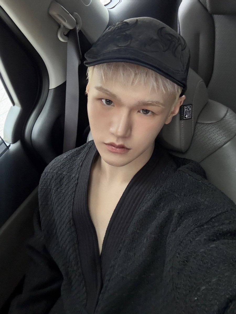 npomvtt's tweet photo. Ele faz tudo! Bain (JUSTB) compartilhou que no grupo ele é responsável por supervisionar a direção geral e o conceito do álbum, design, logos, highlight medley, fotos de capa, figurino e MV. Ele também supervisiona as equipes de fotografia, cabelo e maquiagem, lida com a comunicação com os designers, se reporta diretamente ao CEO e até participa do controle orçamentário. 

Perguntaram se ele ele gosta disso: Às vezes fico tipo 'por que eu tô fazendo isso?', kkkk 🤭🤭 às vezes culpo a vida em empresa pequena, kkkkk, mas na verdade até que é meio divertido.