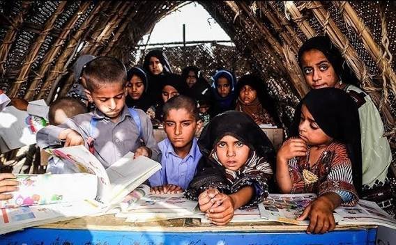 alaki50306's tweet photo. @arjmandtnz خوشبحالت عرزشی که مدرسه دخترت آمفی تئاتر داره.
بچه های سیستان هنوز توی کپر درس میخونن https://t.co/pkvo6W3D3c