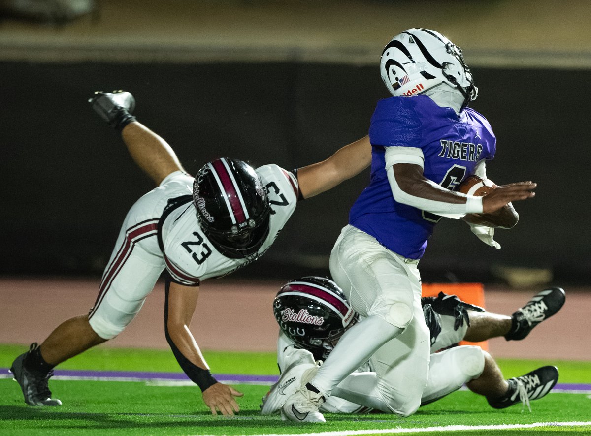 yesanothertweet's tweet photo. A few frames from last night's game between @SRHSFootball1 visiting @MillenniumFB. After a scary kickoff injury, both teams exchanged until the 3rd quarter when the Tigers' pulled ahead. #azpreps #azprepfootball #highschoolfootball
@JUSTCHILLY
@gridironarizona https://t.co/ESrfiFuZhS