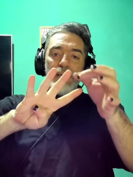 rpkces's tweet photo. Hay 4 cinéfilos, el de cable es pobre. El de torrent es muy gordo, es gordo aunque sea flaco. El de plataformas es bruto, "see pague $1500 dólares y me cobran $10 por ver cada película". El de centro cultural es gay "ay que sea una retrospectiva de Wes Anderson" https://t.co/mZUfaCQVPy