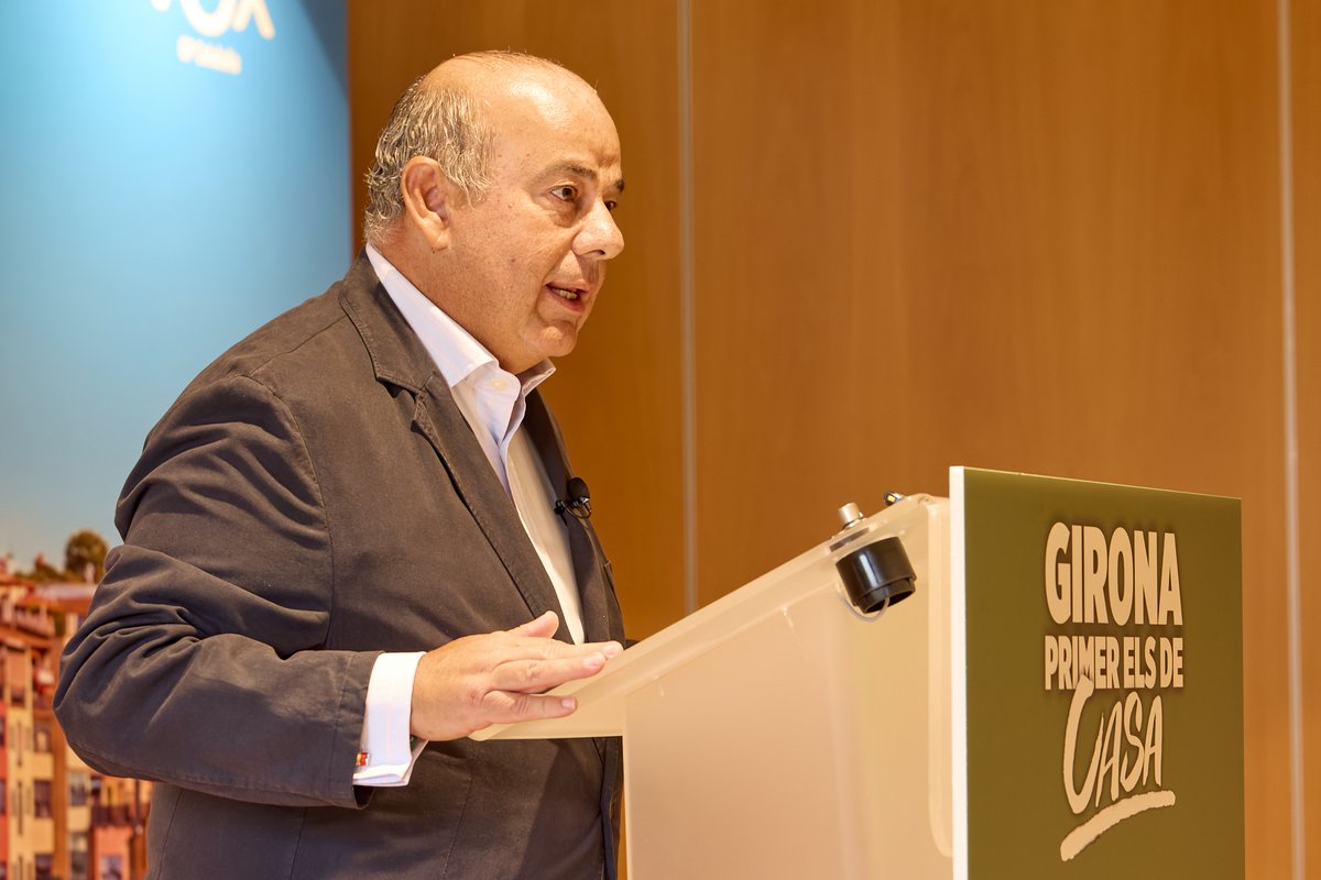 Gironanoticies's tweet photo. VOX treu múscul a Girona amb «Primer els de casa» i anuncia un canvi als ajuntaments  https://t.co/SHwtGxfGVX

Alberto Tarradas situa la seguretat, la remigració, la prioritat nacional i la reducció de la burocràcia al centre del seu projecte municipal  #Girona  @vox_es  @gerona_vox   @AlbertoTarradas   @MonicaLora_  @IgnasiMulleras