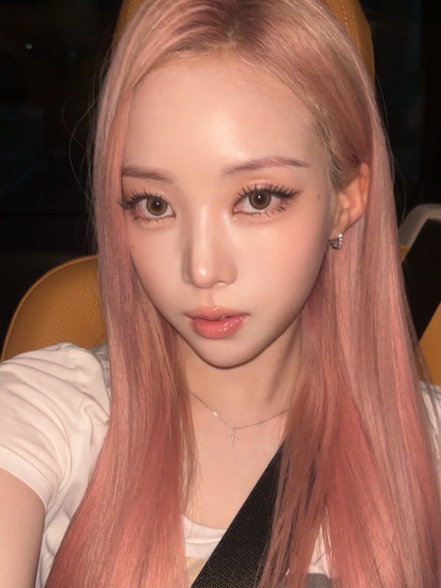 meovv_miyao's tweet photo. 빨간 머리                                   핑크 머리 https://t.co/MnzKifk7TX