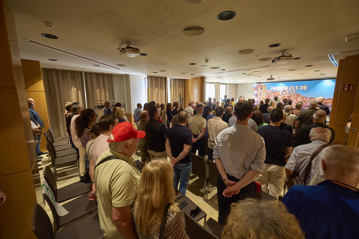 Gironanoticies's tweet photo. VOX treu múscul a Girona amb «Primer els de casa» i anuncia un canvi als ajuntaments  https://t.co/SHwtGxfGVX

Alberto Tarradas situa la seguretat, la remigració, la prioritat nacional i la reducció de la burocràcia al centre del seu projecte municipal  #Girona  @vox_es  @gerona_vox   @AlbertoTarradas   @MonicaLora_  @IgnasiMulleras
