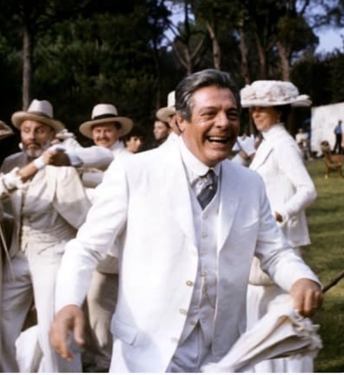 marincine's tweet photo. Un día como hoy, de 1924, nació el italiano Marcello Mastroianni, uno de los mejores actores de la historia, de gran carisma y personalidad; protagonista de filmes fundamentales como La Dolce Vita, 8 1/2, La Noche, Divorcio a la Italiana, Matrimonio a la Italiana, Un Día Especial, Ginger & Fred, Ojos Negros, Todos Estamos Bien. Tras una brillantísima trayectoria de medio siglo, murió a los 72 años.