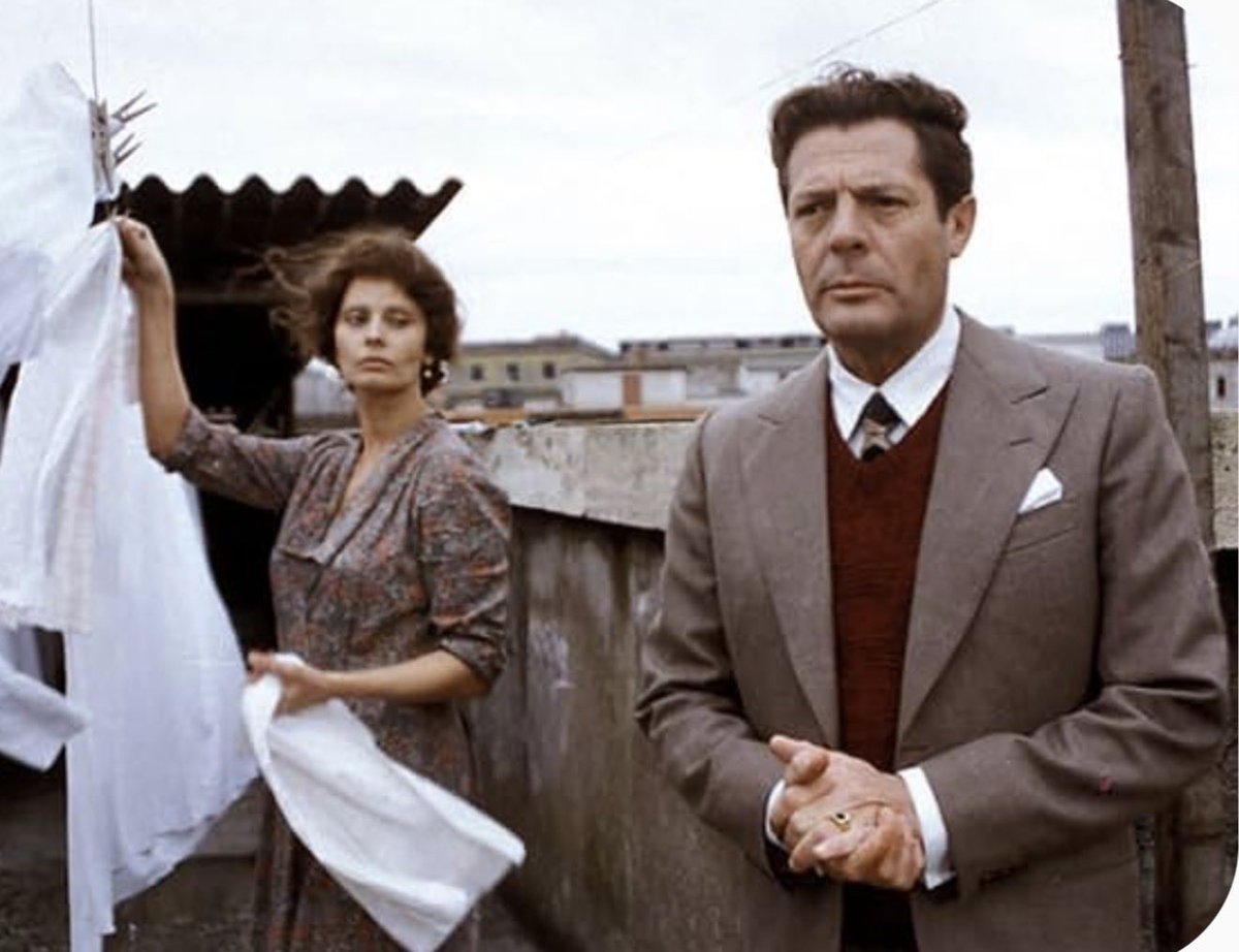 marincine's tweet photo. Un día como hoy, de 1924, nació el italiano Marcello Mastroianni, uno de los mejores actores de la historia, de gran carisma y personalidad; protagonista de filmes fundamentales como La Dolce Vita, 8 1/2, La Noche, Divorcio a la Italiana, Matrimonio a la Italiana, Un Día Especial, Ginger & Fred, Ojos Negros, Todos Estamos Bien. Tras una brillantísima trayectoria de medio siglo, murió a los 72 años.
