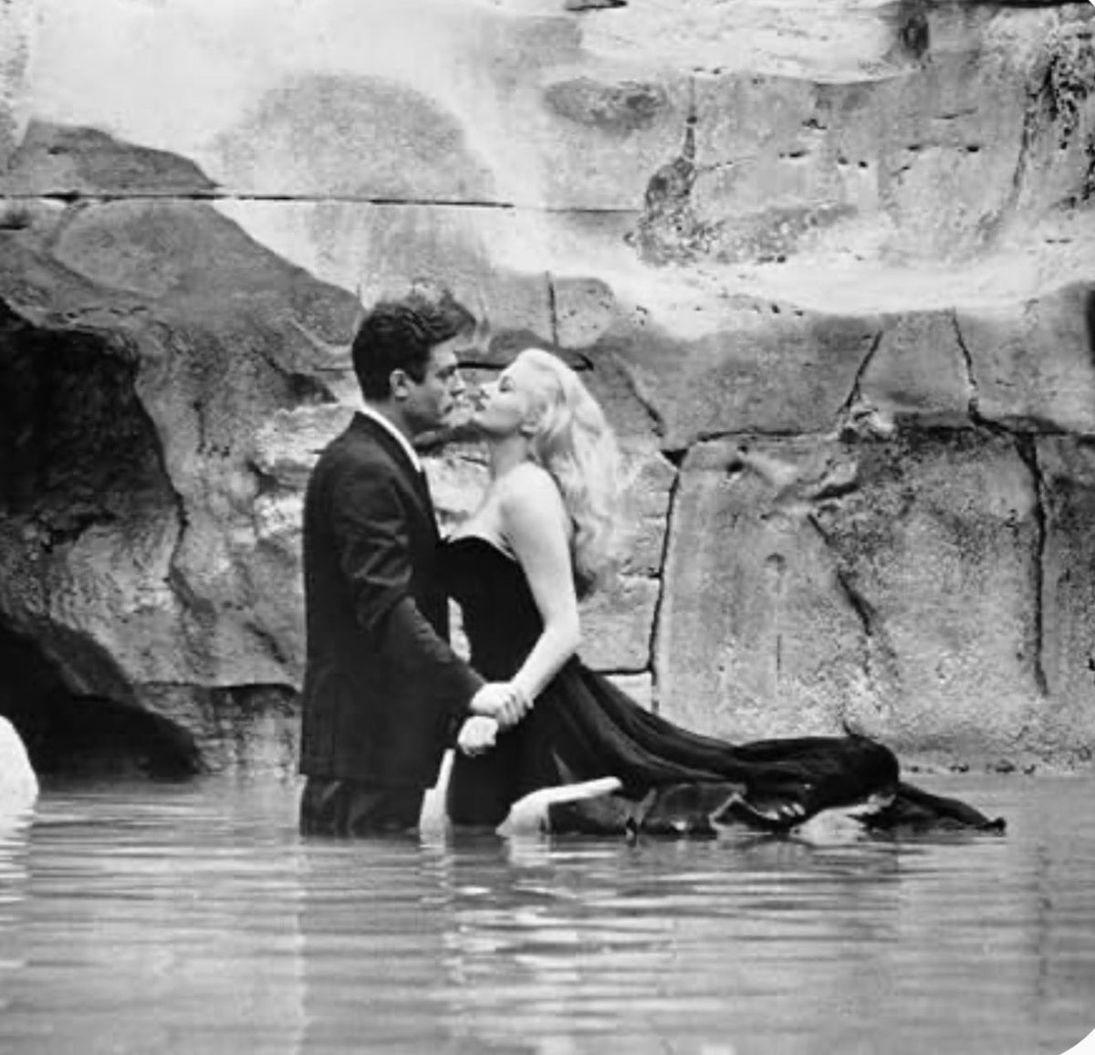 marincine's tweet photo. Un día como hoy, de 1924, nació el italiano Marcello Mastroianni, uno de los mejores actores de la historia, de gran carisma y personalidad; protagonista de filmes fundamentales como La Dolce Vita, 8 1/2, La Noche, Divorcio a la Italiana, Matrimonio a la Italiana, Un Día Especial, Ginger & Fred, Ojos Negros, Todos Estamos Bien. Tras una brillantísima trayectoria de medio siglo, murió a los 72 años.