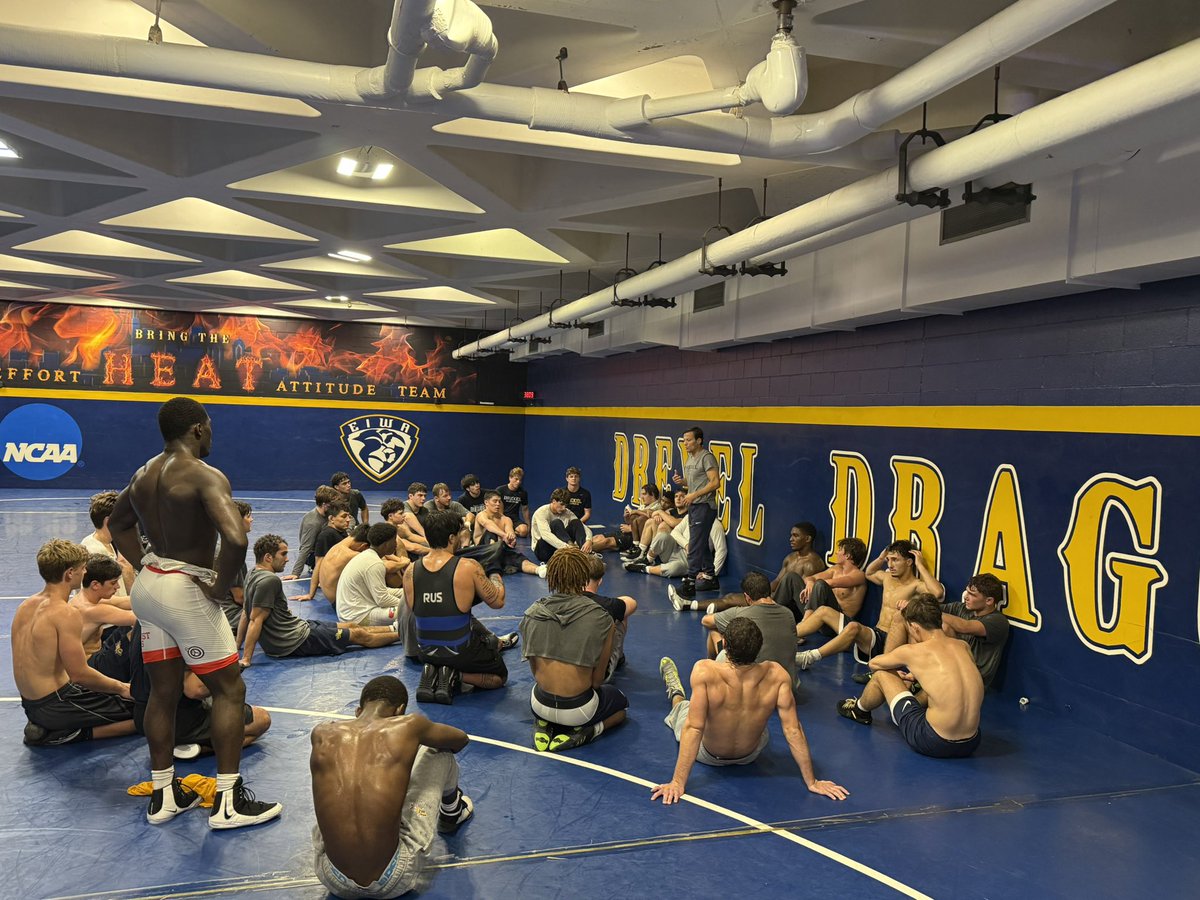 DragonWresClub's tweet photo. It might be cold and rainy outside, but it was sunny and 75 in the DAC this morning for RTC practice!

😎

#BringTheHeat🔥 https://t.co/5QticCkBvy