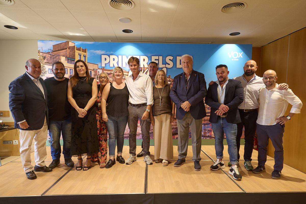 Gironanoticies's tweet photo. VOX treu múscul a Girona amb «Primer els de casa» i anuncia un canvi als ajuntaments  https://t.co/SHwtGxfGVX

Alberto Tarradas situa la seguretat, la remigració, la prioritat nacional i la reducció de la burocràcia al centre del seu projecte municipal  #Girona  @vox_es  @gerona_vox   @AlbertoTarradas   @MonicaLora_  @IgnasiMulleras