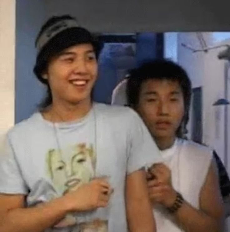 qsfilmss's tweet photo. little daesung when they just debuted clinging on gd's arms just grew up to be a muscular hunk, tallest and biggest in the group😭 https://t.co/UF3MNq45Wx