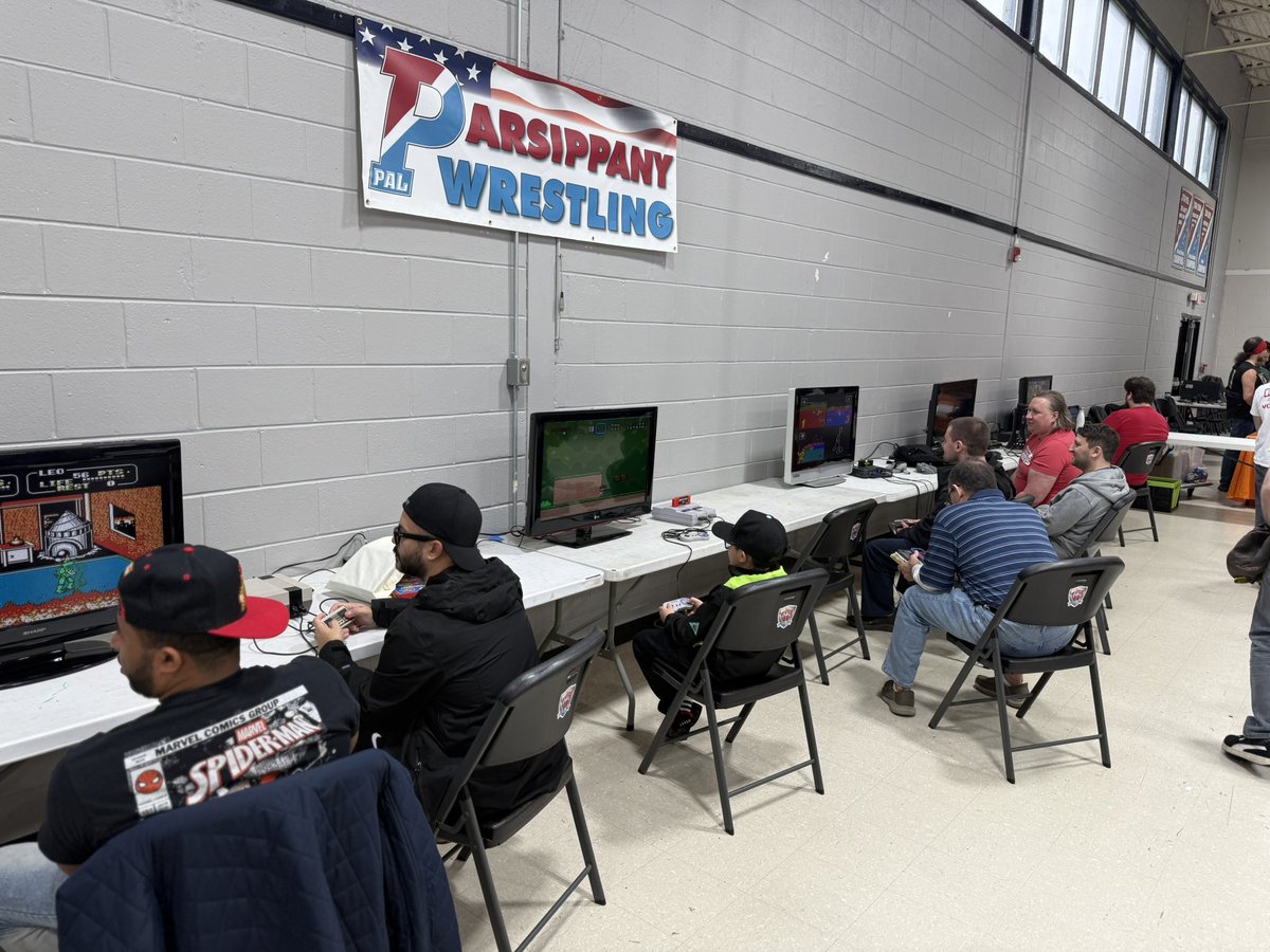 aVideoGameCon's tweet photo. Attendees are gaming, shopping and trading up a storm indoors at the Vendor Village. Deals go on till 5 pm, but travel safe. #avgc #vendorvillage #gamesales #artsales #collectibles https://t.co/3m3pSEqb1g