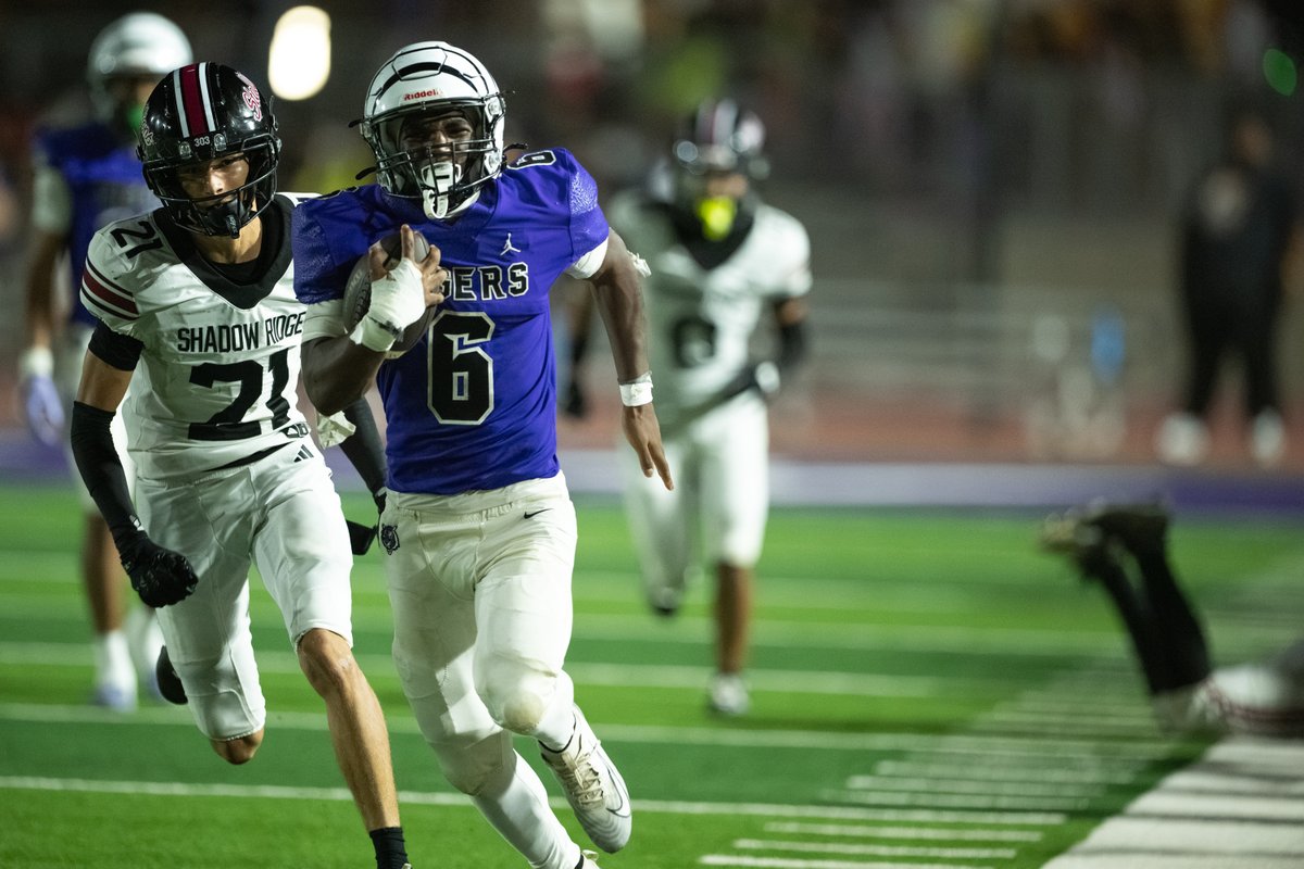 yesanothertweet's tweet photo. A few frames from last night's game between @SRHSFootball1 visiting @MillenniumFB. After a scary kickoff injury, both teams exchanged until the 3rd quarter when the Tigers' pulled ahead. #azpreps #azprepfootball #highschoolfootball
@JUSTCHILLY
@gridironarizona https://t.co/ESrfiFuZhS