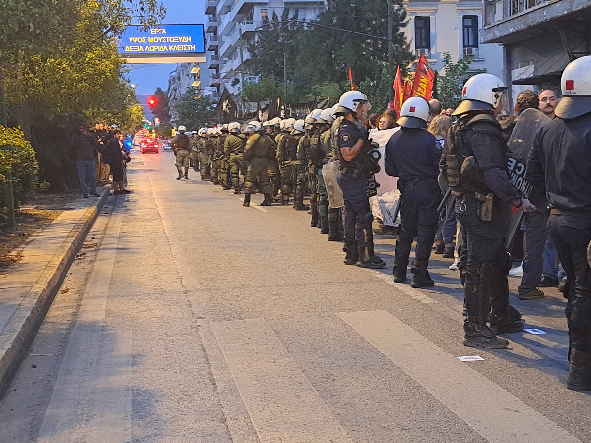 monahus's tweet photo. H πορεία με τον πρώην απεργό πείνας Αριστοτέλη Χαντζή σε αμαξίδια στην κεφαλή έχει σταματήσει απαιτώντας να αποχωρήσουν τα ΜΑΤ https://t.co/sGMtaBelWr