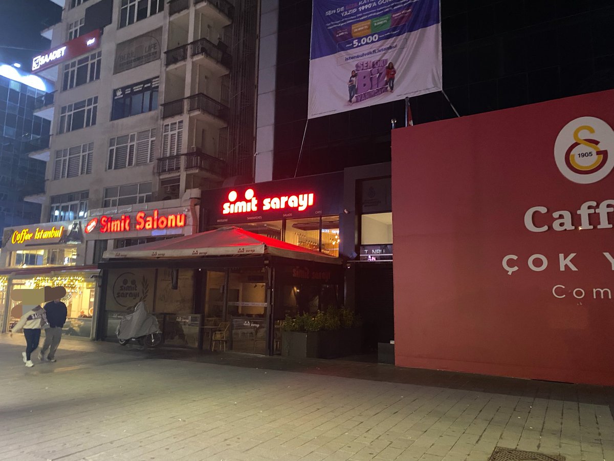 apoxyy's tweet photo. Olm bunlar bilerek mi hep simitçi ve kahvecinin yanına açıyolar https://t.co/vRjfyQXwfh