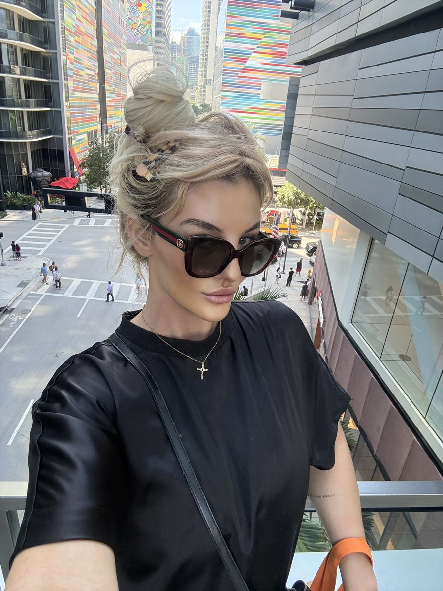 leahmccourtmma's tweet photo. Back in my hood 📍Brickell, Miami https://t.co/qkGZL2LqNF