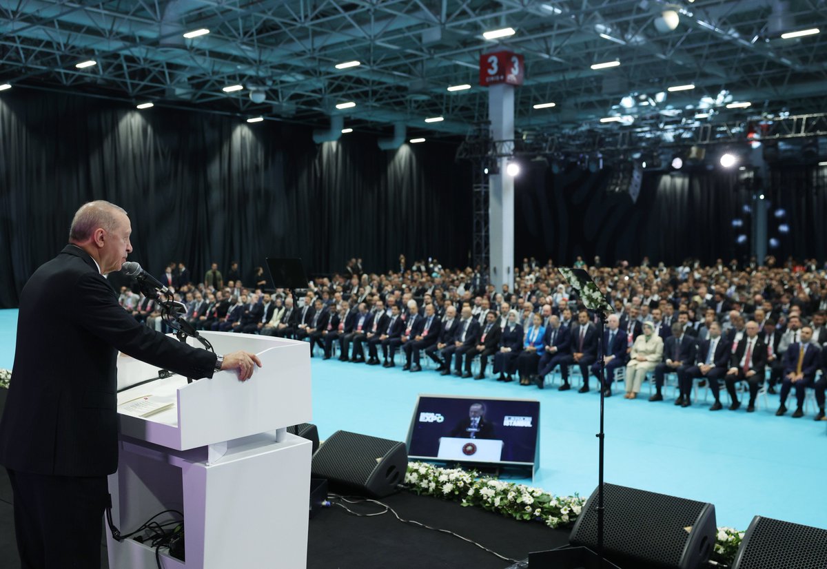 RTErdogan's tweet photo. MÜSİAD EXPO Uluslararası Ticaret Fuarı ve “Yapay Zekâ Çağında İnsanın ve İş Dünyasının Dönüşümü” başlığıyla tertiplenen Uluslararası İş Forumu’nun hayırlara vesile olmasını diliyorum.

Artık geleneksel hale gelen MÜSİAD EXPO Fuarlarının 21’incisini yine başarılı bir şekilde icra eden MÜSİAD ailemizi yürekten tebrik ediyorum.

İki yılda bir düzenlenen MÜSİAD EXPO Fuarlarımız; Türkiye’nin üretim, ihracat ve yatırım kapasitesini küresel iş dünyasıyla bir araya getiren…

Firmalarımızın yeni pazarlara, yeni coğrafyalara erişimini kolaylaştıran…

En önemlisi de Türkiye merkezli yeni ticari iş birliklerinin geliştirilmesine katkı sunan yapısıyla maşallah her seferinde göğsümüzü kabartıyor.

MÜSİAD EXPO’nun, bir fuar olmanın ötesine geçerek uluslararası ticaret, yatırım, iş diplomasisi platformu haline dönüşmesinden ülkemiz adına gurur duyuyorum.
