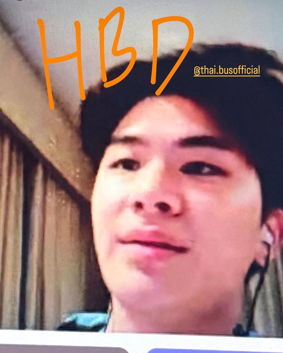 phijoryor's tweet photo. ที่บอกมุดๆกล้องอยู่คือหยิบทอสับมาแอบถ่ายอะ เนียนมากน้อง แล้วได้มุมตรงเลย นึกว่าคอลกัน เห้ย งื้อ เขินอะ มวลอาไยเนี่ย ทำไมไม่ขอเค้าถ่ายดีๆล่ะ >< https://t.co/hG2DuENxww