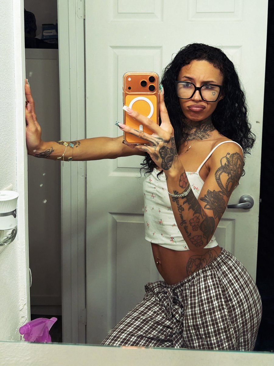 lexmecumforyou's tweet photo. petite fine shit fucks non-chalant money getting nigga to the ground. 😂😍��� https://t.co/t41xTAHka2