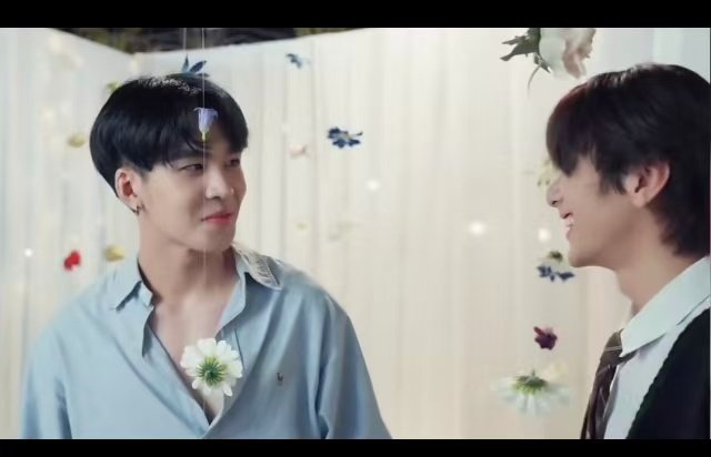 fannyaas_'s tweet photo. The first image reminds me of the scene in the reality show where auausave finally chose the other person as a partner. The look in their eyes feels really similar to the one in the following image.

MR FANBOY CHAPTER 5
#MrFanboyEP5 https://t.co/Zm7k0Naqu9