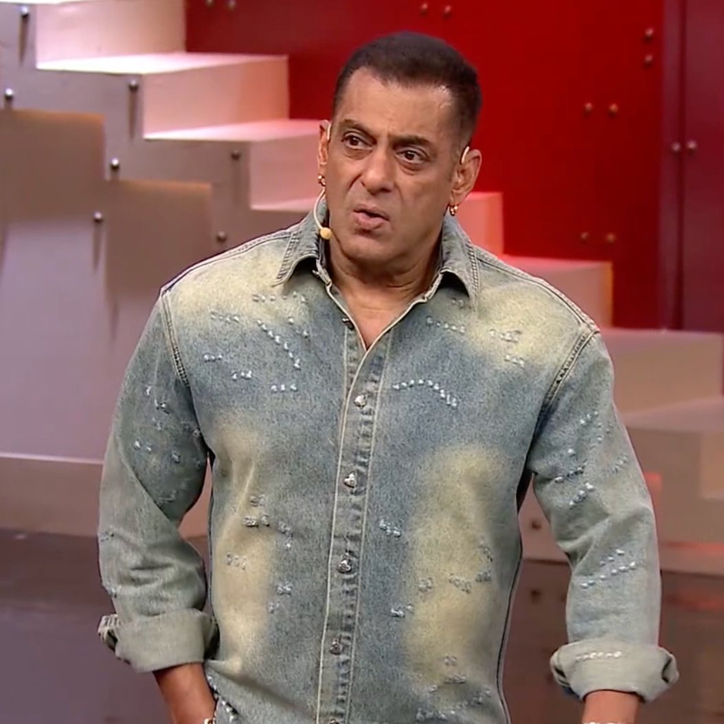 BollySpy's tweet photo. #BiggBoss20 | #SalmanKhan genuinely lauding #QaziTouqeer's 20-year-old Gurukul win, back when votes cost just ₹4 each - and he even beat #ArijitSingh in the process... https://t.co/Pns7DZF6nX
