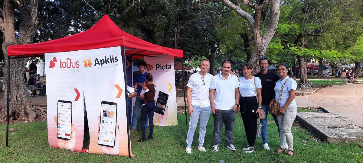 MayraArevich's tweet photo. ¡Estamos en la Feria del Parque John Lennon! l @MINCOMCuba presente junto al pueblo. Acercando la transformación digital a cada vecino de Capital, conectividad, servicios y atención directa. La comunicación es un derecho y el acceso a la tecnología es de todos. 🇨🇺#CubaInformatiza https://t.co/9JF7wrQCDe