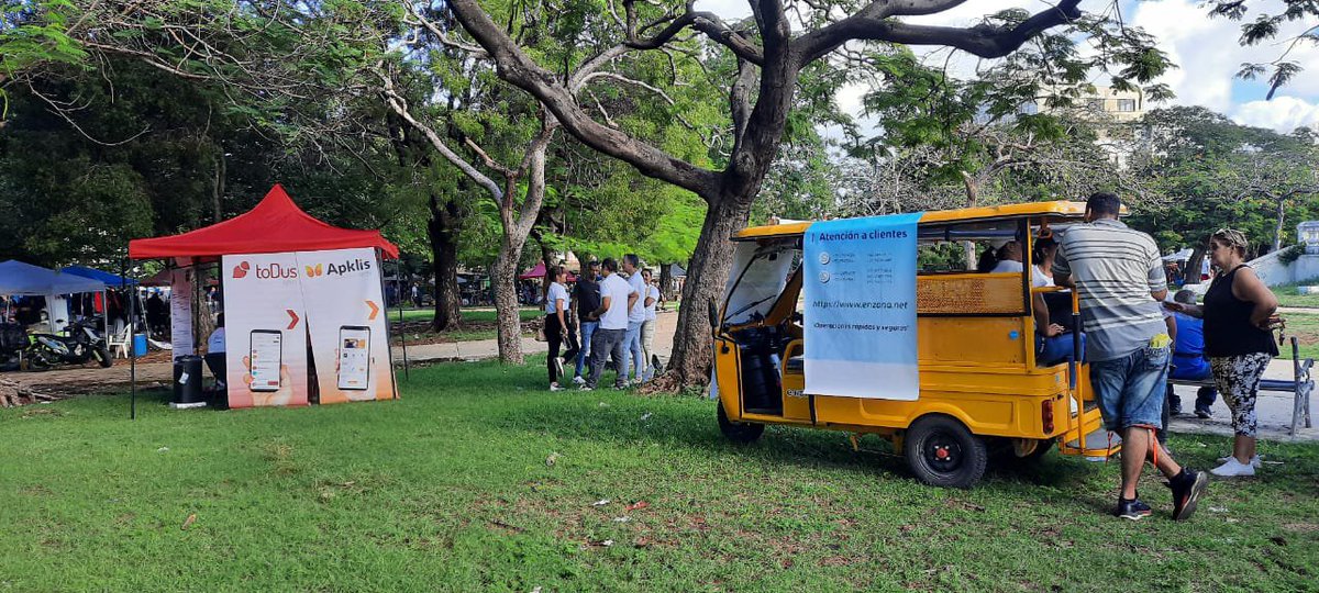 MayraArevich's tweet photo. ¡Estamos en la Feria del Parque John Lennon! l @MINCOMCuba presente junto al pueblo. Acercando la transformación digital a cada vecino de Capital, conectividad, servicios y atención directa. La comunicación es un derecho y el acceso a la tecnología es de todos. 🇨🇺#CubaInformatiza https://t.co/9JF7wrQCDe