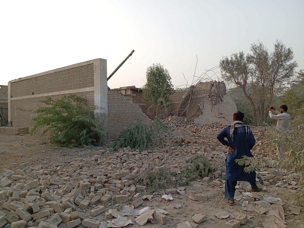 JandBalochh's tweet photo. بلوچ ریپبلکن گارڈز نے کچھی کے علاقے حاجی شہر پر کنٹرول حاصل کرنے اور پولیس تھانے کو دھماکے سے تباہ کرنے کی ذمہ داری قبول کرتے ہوئے کہا ہے کہ آج بلوچ ریپبلکن گارڈز کے سرمچاروں نے حاجی شہر پر ایک منظم، مربوط اور ہمہ جہتی گوریلا کاروائی کا آغاز کیا۔ شہر پر مکمل کنٹرول حاصل کرنے کے بعد سرمچاروں نے مستحکم پوزیشنیں سنبھال کر بیک وقت اپنے اپنے طے شدہ اہداف پر حملہ کرکے پورے شہر کو اپنے کنٹرول میں لے لیا۔

ترجمان کے مطابق آپریشن کا آغاز کرتے ہوئے پہلے مرحلے میں سرمچاروں نے شہر کے تمام داخلی و خارجی راستوں پر ناکہ بندی کر کے اسنیپ چیکنگ کا عمل شروع کیا۔ اس دوران سرمچاروں کے ایک دستے نے پولیس تھانے کو مکمل اپنے قبضے میں لے کر بارودی مواد نصب کر کے دھماکے سے تباہ کردیا، پولیس اہلکاروں نے ماضی کی طرح پھر سے بھگ گئے۔

دریں اثناء سرمچاروں نے ایری شہر پر حملہ کرکے کامیابی سے اس پر کنٹرول حاصل کرلیا اور وہاں موجود تمام سرکاری عمارتوں کو اپنے کنٹرول میں لے لیا۔ آپریشن مکمل ہونے کے بعد ہمارے سرمچار باحفاظت نکل کر اپنے محفوظ ٹھکانوں پر پہنچ گئے۔

ان حملوں کی ذمہ داری ہماری تنظیم بی آر جی قبول کرتی ہے اور ہمارے اس طرح کی کارروائیاں بلوچستان کی آزادی تک جاری رہیں گے۔