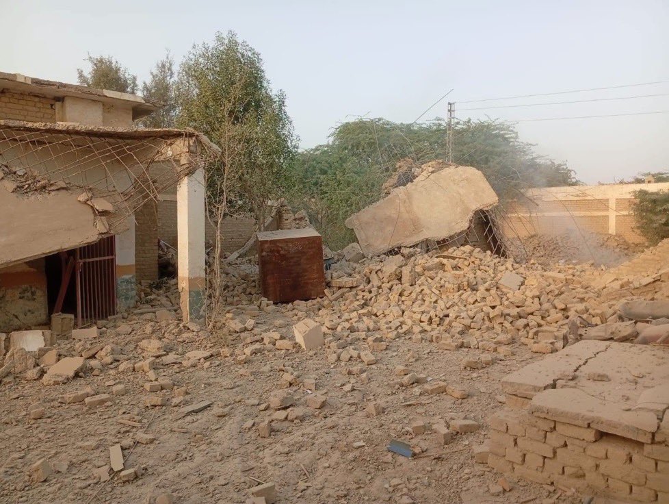 JandBalochh's tweet photo. بلوچ ریپبلکن گارڈز نے کچھی کے علاقے حاجی شہر پر کنٹرول حاصل کرنے اور پولیس تھانے کو دھماکے سے تباہ کرنے کی ذمہ داری قبول کرتے ہوئے کہا ہے کہ آج بلوچ ریپبلکن گارڈز کے سرمچاروں نے حاجی شہر پر ایک منظم، مربوط اور ہمہ جہتی گوریلا کاروائی کا آغاز کیا۔ شہر پر مکمل کنٹرول حاصل کرنے کے بعد سرمچاروں نے مستحکم پوزیشنیں سنبھال کر بیک وقت اپنے اپنے طے شدہ اہداف پر حملہ کرکے پورے شہر کو اپنے کنٹرول میں لے لیا۔

ترجمان کے مطابق آپریشن کا آغاز کرتے ہوئے پہلے مرحلے میں سرمچاروں نے شہر کے تمام داخلی و خارجی راستوں پر ناکہ بندی کر کے اسنیپ چیکنگ کا عمل شروع کیا۔ اس دوران سرمچاروں کے ایک دستے نے پولیس تھانے کو مکمل اپنے قبضے میں لے کر بارودی مواد نصب کر کے دھماکے سے تباہ کردیا، پولیس اہلکاروں نے ماضی کی طرح پھر سے بھگ گئے۔

دریں اثناء سرمچاروں نے ایری شہر پر حملہ کرکے کامیابی سے اس پر کنٹرول حاصل کرلیا اور وہاں موجود تمام سرکاری عمارتوں کو اپنے کنٹرول میں لے لیا۔ آپریشن مکمل ہونے کے بعد ہمارے سرمچار باحفاظت نکل کر اپنے محفوظ ٹھکانوں پر پہنچ گئے۔

ان حملوں کی ذمہ داری ہماری تنظیم بی آر جی قبول کرتی ہے اور ہمارے اس طرح کی کارروائیاں بلوچستان کی آزادی تک جاری رہیں گے۔