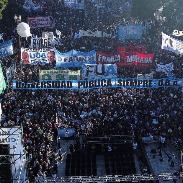 clarincom's tweet photo. PARO DOCENTE UNIVERSITARIO: SERÁ A PARTIR DEL MIÉRCOLES 30 DE SEPTIEMBRE JUNTO A LA MARCHA FEDERAL, Y PODRÍA DURAR ENTRE 48 Y 72 HORAS

Los docentes universitarios nucleados en CONADU resolvieron un paro desde el miércoles 30 de septiembre, que podría extenderse entre 48 y 72 horas, en reclamo de la recomposición salarial prevista por la Ley de Financiamiento Universitario. Se buscará que sea en unidad con la CONADU Histórica. La medida solo se levantaría si el Gobierno cumple el martes 29 con el aumento del 33,4% reclamado y con la intimación judicial para aplicar los artículos de la ley referidos a salarios docentes, no docentes y becas estudiantiles.

La huelga forma parte del plan de lucha previo a la Marcha Federal Universitaria convocada para el 15 de octubre.

Declaraciones

“El Plenario de la Federación expresó el tiempo que vivimos. Lo 'colectivo' está bajo asedio. Y es nuestra tarea, a contrapelo de este momento histórico, construir y fortalecer 'lo colectivo'. Porque sabemos que en la unidad hay un antídoto importante contra la fragmentación e individualismo impuestos por el gobierno de Milei”. — Clara Chevalier, secretaria general de Conadu

“La 5ta marcha debe poner nuevamente en escena la situación crítica del sistema universitario nacional, ya no solamente por el incumplimiento de la Ley sino también por lo que supone el proyecto de Presupuesto 2027”. — CONADU

(+) en Clarín: https://t.co/XUqQoSEsVX