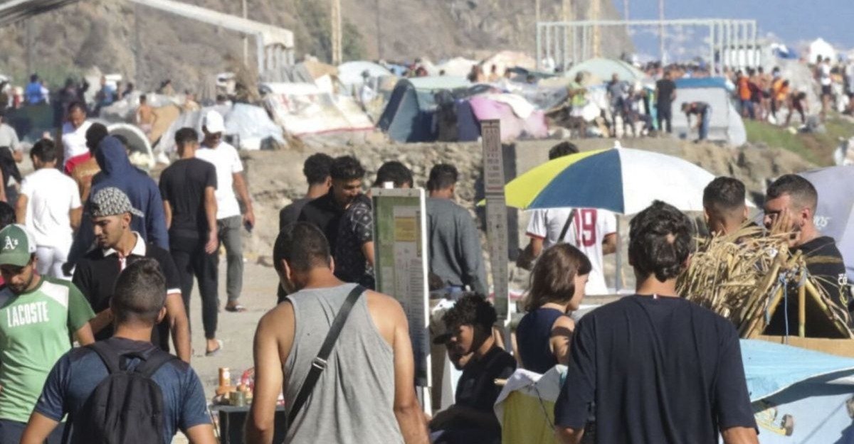 RobertoVaquero_'s tweet photo. Detienen a tres marroquíes en la playa del Trampolín de Ceuta por intentar secuestrar a dos niñas, también inmigrantes.

Quienes se dedican a diario a blanquear a esta gente desde los medios son también cómplices de esta situación. https://t.co/r67ptqrfoT