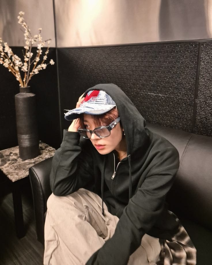 raesillyy's tweet photo. sorry about the late

⏰ | au #heejake onde..

Jake cansado de ouvir desculpas esfarrapadas do porquê chegou tarde, decide se vingar.

ou..

Heeseung aceita após anos de espera, pois achou que Jake tinha terminado. https://t.co/w4XkcVOaHG