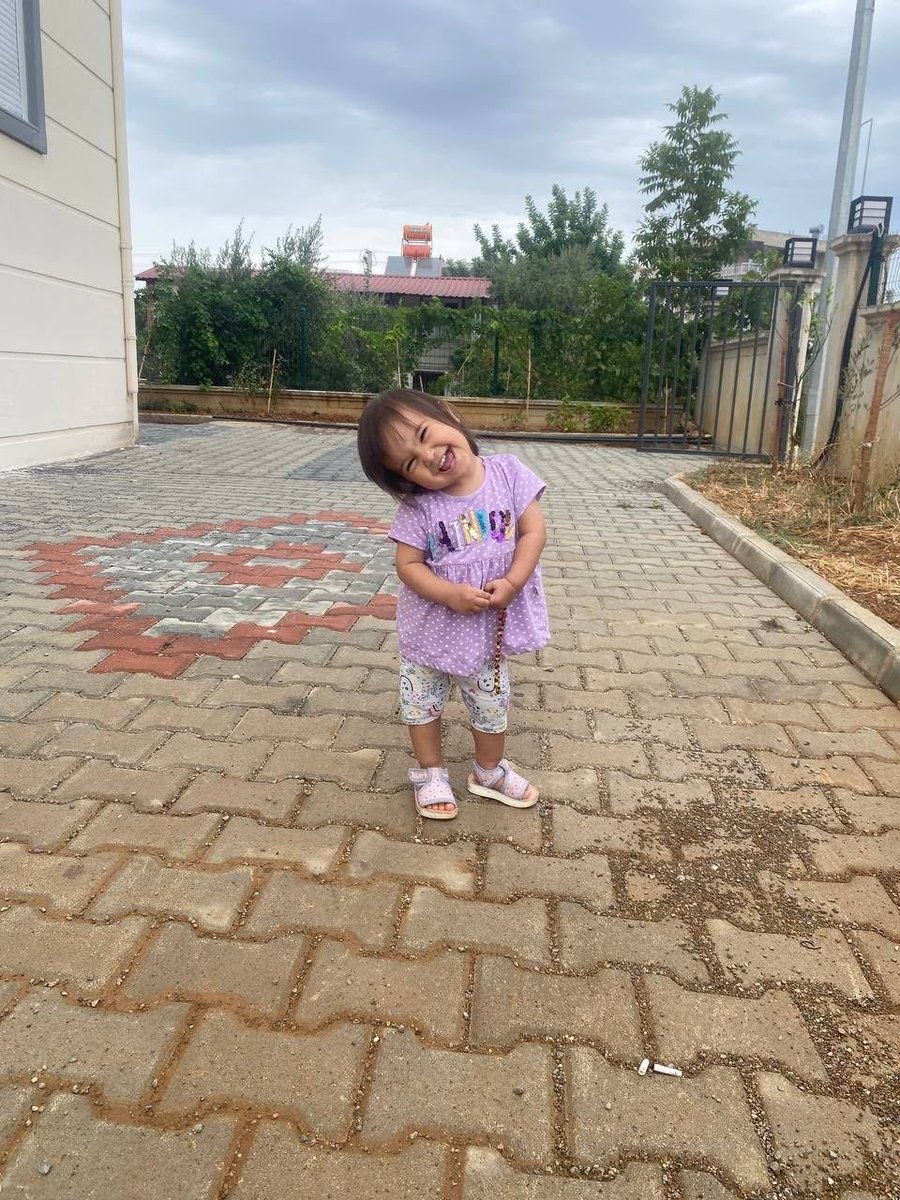 _song35's tweet photo. 3 yıllık ayrılık bir ömür gibi! Bakan @Yusuf__Tekin il emri vermeyerek 3 yıldır anne ya da babasından ayrı büyüyen çocukların gözyaşlarına seyirci kalıyor. Aile bütünlüğü istiyoruz! @eczozgurozel @Suat_Ozcagdas @alimahir #BakanVarGörenYok 💧🏫👶 https://t.co/ILXEkkntGO