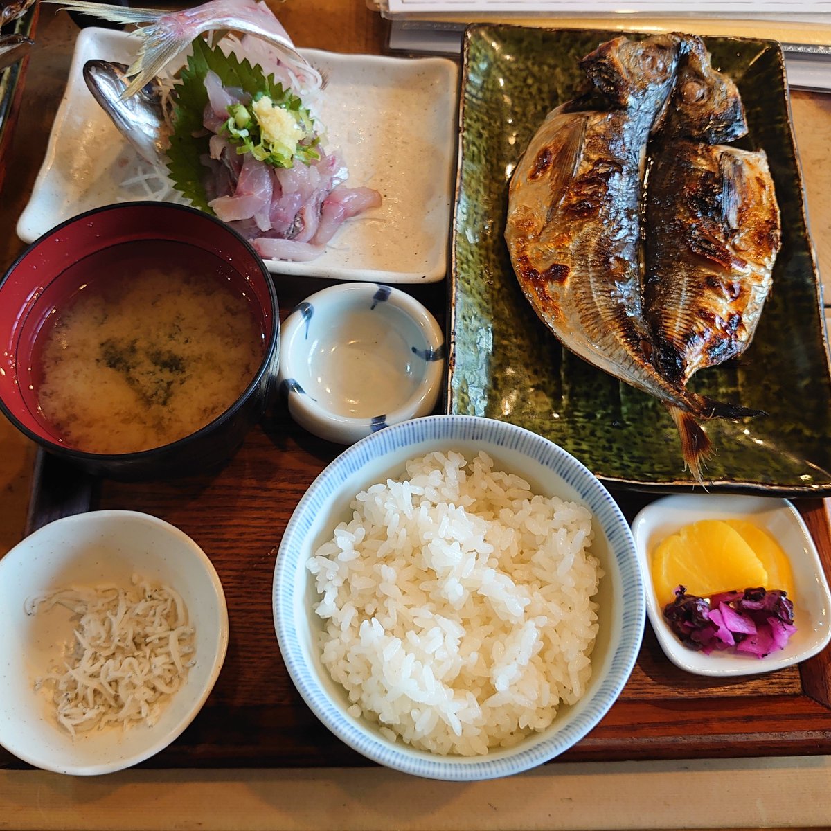 white1711's tweet photo. サフィール踊り子に乗って、熱海に行ってきました。干物おいしい。人が多い。本当に多い。 https://t.co/v6Uth928vp