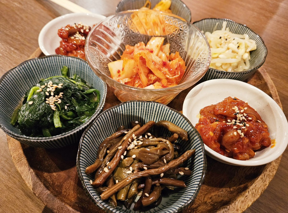 noricogreena's tweet photo. 昨日は職場の仲良し達と韓国料理🤩
写真はナムルしか撮れず😅あとは食い気が勝ち。

今日は朝イチから先週順延した市民大会がある予定でしたが、食べすぎて気持ち悪くて夜中から雨天中止を懇願していたら、見事にまた順延☔✨

サムギョプサルとチーズダッカルビが同時に食べられるなんて幸せすぎた😍 https://t.co/ytZq1ujqLR
