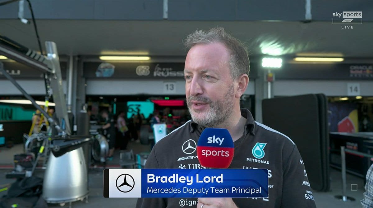 inforussellbr's tweet photo. 🗣| Bradley Lord falando sobre a corrida de George Russell para a Sky Sports: 

"Pois é, tudo estava acontecendo exatamente como esperávamos no nosso plano estratégico mais otimista. O George conseguiu abrir vantagem na frente, ampliar a diferença e estava totalmente no controle. Mas, depois daquela relargada, de repente... sabe, o Max sentiu o cheiro de oportunidade — como um tubarão ao sentir sangue na água — e, de repente, lá estava ele.

O George conseguia ganhar meio segundo no setor intermediário, mas depois era como se um grande elástico puxasse o Max de volta para o vácuo. Então, foi uma pressão enorme para o George.

Um erro e ele teria perdido a asa, mas ele não cometeu erro algum. E até na última volta... nossa pressão foi às alturas quando vimos o Valtteri no muro e a bandeira amarela dupla. O George disse que tinha perdido potência e parecia que a vitória poderia escapar bem no finalzinho, mas felizmente não escapou. Foram dois décimos, mas dois décimos são suficientes".

❓️ "Você mencionou a pressão enorme sobre o George, claro, mas durante todo o fim de semana ele lidou muito bem com isso e demonstrou muita confiança. A que você atribui isso e como tem sido a situação internamente?"

🗣 | Bradley: "Acho que ele começou com o pé direito neste fim de semana. O carro estava em um bom nível. Ele se sentiu confiante desde o início. Ele foi evoluindo, deu tudo de si no Q3 com uma volta mágica e, depois, fez uma corrida perfeita também.  Então, acho que às vezes ele tem um fim de semana em que tudo simplesmente flui bem desde o início. Ele entra no ritmo certo e mostra do que é capaz. Por isso, esperamos ver muito mais disso pelo resto da temporada".

❓️ "Parece que isso pode dar um novo impulso a ele. É esse o tipo de disputa interna pelo campeonato que vocês querem?"

🗣 | Bradley: "Nós só queremos dar a ambos a melhor chance de vencer. E, você sabe, obviamente existe uma diferença considerável. Acho que o George está encarando um fim de semana de cada vez, e o Kimi está fazendo exatamente o mesmo. E sim, nós só queremos estar lá vencendo corridas.

Temos uma atualização importante chegando na Malásia. Houve muito trabalho envolvido nisso. Também esperamos um bom tempo por ela. E esperamos poder aproveitá-la bem na semana que vem".

❓️ "Bem, é um sinal preocupante para a concorrência saber que vocês têm mais uma atualização a caminho".

🗣 | Bradley: "Não é necessariamente simples trazer uma atualização para esses carros e fazer com que ela se traduza automaticamente em desempenho. Mas esperamos que seja um passo à frente significativo. É um fim de semana importante para nós na Malásia, com a Petronas como nossa patrocinadora principal e sendo também uma corrida em casa para eles. Então, sim, queremos garantir que possamos oferecer um bom espetáculo". 

[@SkySportsF1 | @LucianoYoma]