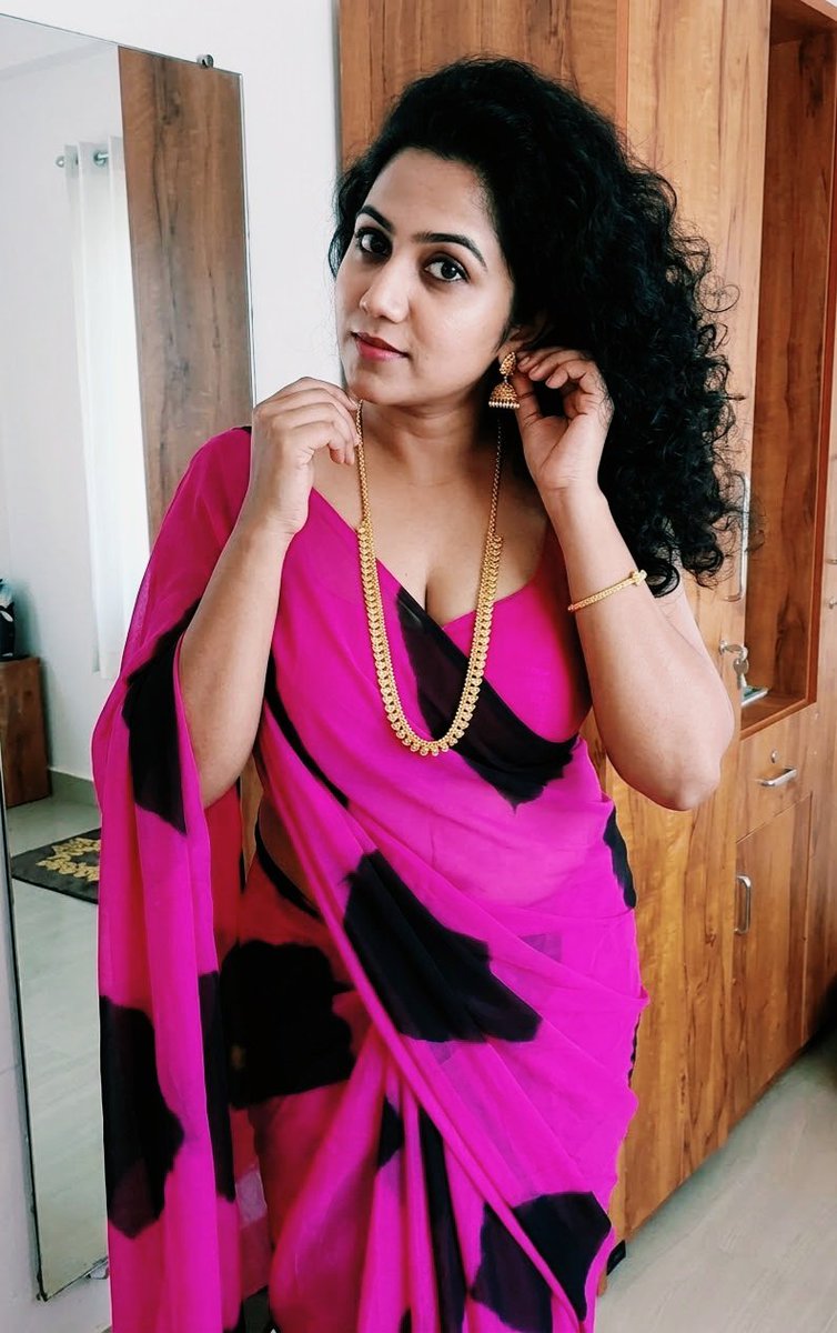 joziyarezi123's tweet photo. Lovely Evening all....π
Pink saree, golden hour.
βEvening grace. πΊ
βCapturing the be
Model Part #ReMya #NaturalBeauty #AuthenticYou #EmbraceYourself #SareeLove #sareefashion #indianwear #ethnicwear #traditionallook #desifashion #PhotoOfTheDay. https://t.co/iONzKDeIpS