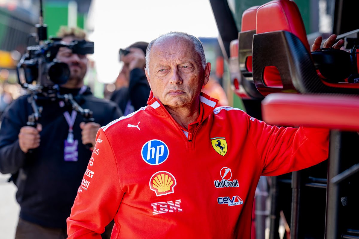 FerrariF1FRA's tweet photo. 🔴 Ferrari : les déclarations de Frédéric Vasseur après le Grand Prix de Baku.

- « Nous savions que nous aurions du mal sur un circuit où la vitesse en ligne droite compte autant, mais nous nous attendions à mieux, d’autant plus que nous partions en première ligne. Au lieu de cela, dès le début, nous perdions une place par tour et nous ne pouvions rien y faire, nous ne pouvions que nous défendre. Le rythme était pourtant bon, mais nous ne pouvions pas dépasser ».

- « Nous avons tout de même marqué plus de points que McLaren, même si je sais que notre objectif est de remporter des courses et de nous battre pour les titres ».

(https://t.co/0HZaImg8Np)