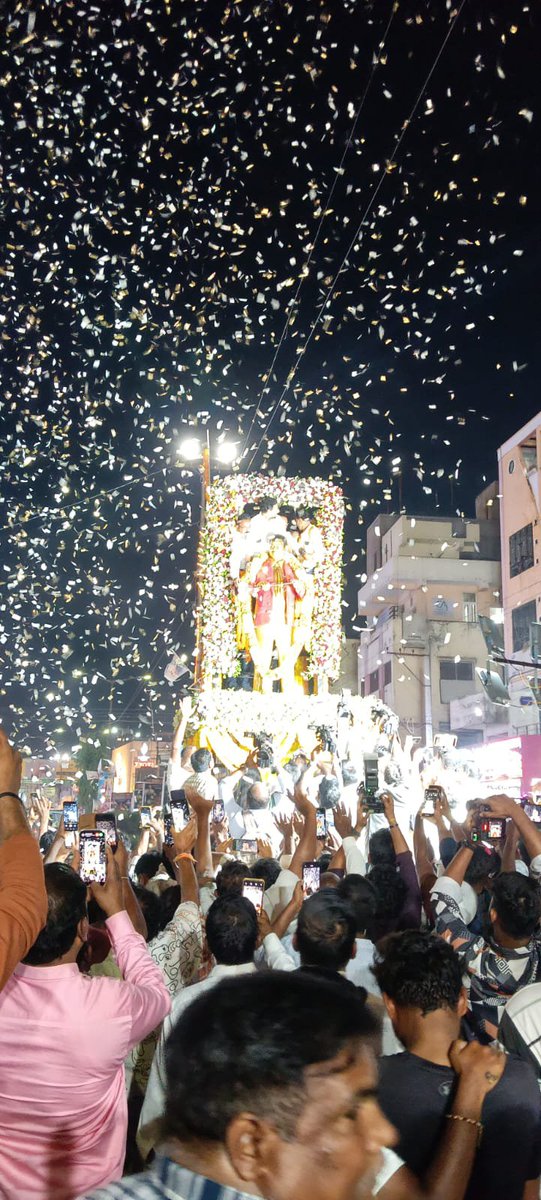 KurnoolDHFMs's tweet photo. కర్నూల్ నగరం లో అంగరంగ వైభవంగా సూపర్ స్టార్ 🌟కృష్ణ గారి విగ్ర ఆవిష్కరణ 🤩🤩🤩 https://t.co/KJVaxdENM0