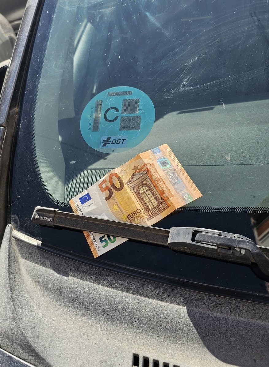 JoseMaGarciaSua's tweet photo. Hace pocos días. Mi primo vuelve al coche y ve algo bajo el limpiaparabrisas.

Un billete de 50 €.

Su primer impulso fue bajarse a cogerlo. Y ahí está precisamente la trampa.

Por suerte recordó un aviso que había visto días antes y no abrió la puerta.

Lo que hizo después puede ahorrarte un problema serio. 🧵👇