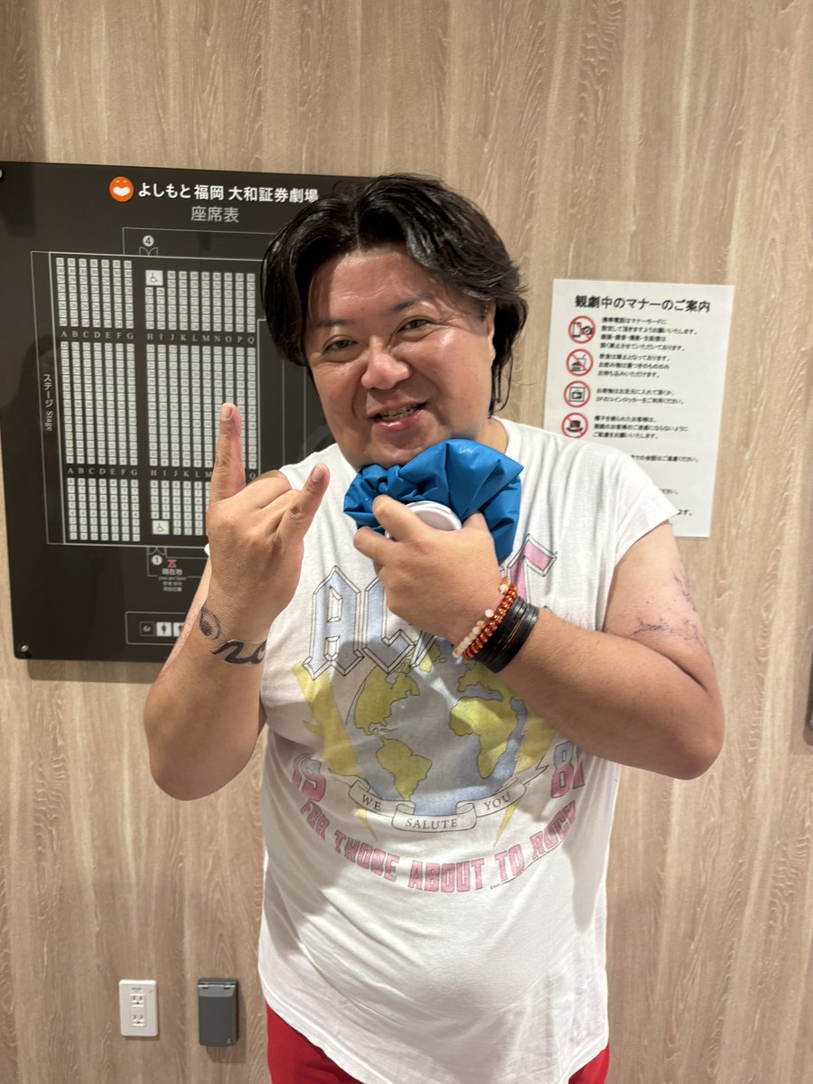 magutaro0815's tweet photo. 小杉GYM完走お疲れ様でした！年々歌が上手くなる小杉さん。「ギリギリ！」と叫びながらお立ち台から何度も落下する小杉さん。歌いながらあれだけステージをウロチョロできる体力もすごいです。稲葉さんのように終演後に喉をケアする氷嚢を差し入れたら、早速使ってくれてました。 https://t.co/5N1OESvBFS