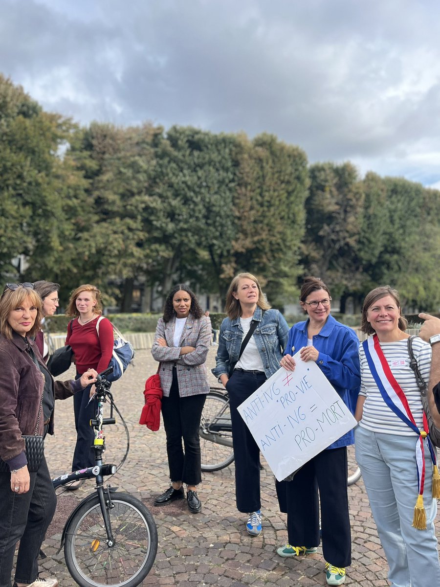 ToutpourLille's tweet photo. Une femme meurt toutes les 9 minutes des suites d’un avortement clandestin. Pour défendre le droit à l'IVG en Europe et partout ailleurs, &amp; pour améliorer son accès en France, nous nous sommes réunis avec @Leplanning59. Nos droits ne sont jamais acquis, il nous faut les défendre. https://t.co/w5yQ4GH035