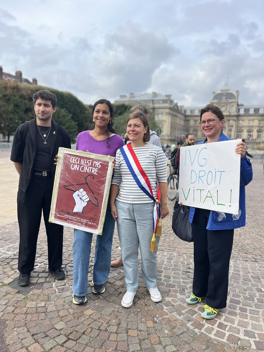 ToutpourLille's tweet photo. Une femme meurt toutes les 9 minutes des suites d’un avortement clandestin. Pour défendre le droit à l'IVG en Europe et partout ailleurs, &amp; pour améliorer son accès en France, nous nous sommes réunis avec @Leplanning59. Nos droits ne sont jamais acquis, il nous faut les défendre. https://t.co/w5yQ4GH035
