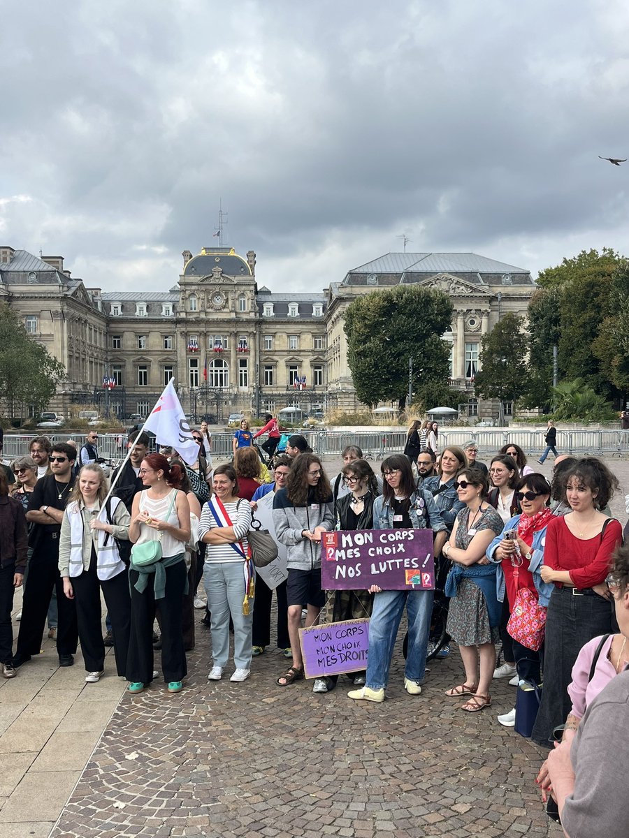 ToutpourLille's tweet photo. Une femme meurt toutes les 9 minutes des suites d’un avortement clandestin. Pour défendre le droit à l'IVG en Europe et partout ailleurs, &amp; pour améliorer son accès en France, nous nous sommes réunis avec @Leplanning59. Nos droits ne sont jamais acquis, il nous faut les défendre. https://t.co/w5yQ4GH035