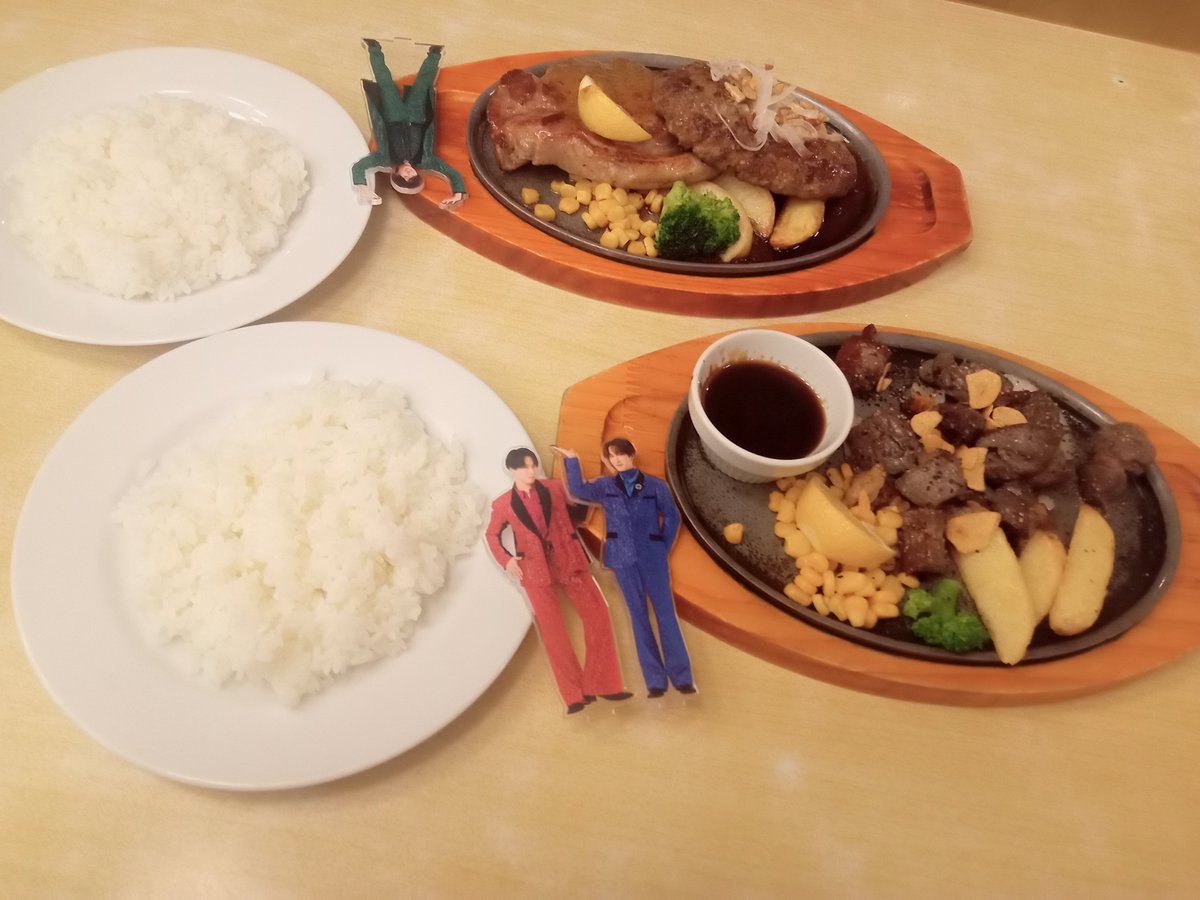 yuriyuri_sapi's tweet photo. あやかちゃんと夜ご飯食べてきた！
夕方から遅い時間まで話せるの凄く嬉しい🥹
いつもありがとうー！！

誕生日プレゼントもありがとう😭
私の大好きなオラフのぬいぐるみプレゼントしてくれるの本当に優しい😭
ゆり意識してくれたのもありがとう！

編集したらお花が上下反対になりました🙇‍♀️💦 https://t.co/TD0bwRHxxB