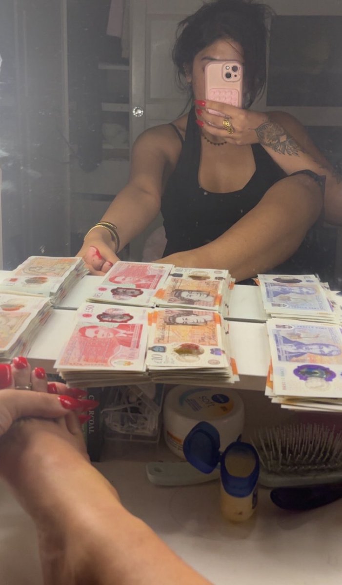 addictedtoaliza's tweet photo. Literally a walking money magnet 👣 https://t.co/3EGuqPhad0
