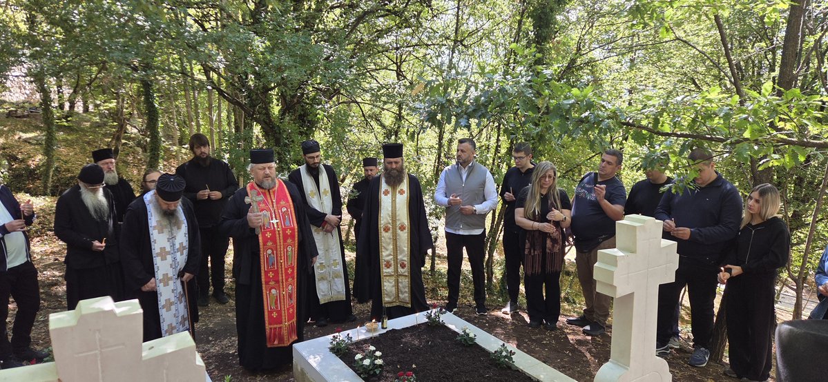 cetverogrbidjet's tweet photo. Ево прође годину дана од упокојења оца Илије Схијеромонаха острошког и брата многих нас овдје.
Парастос је служио игуман острошки архимандрит Сергије уз саслужење братства свете обитељи острошке. https://t.co/UTTUBKcgwI
