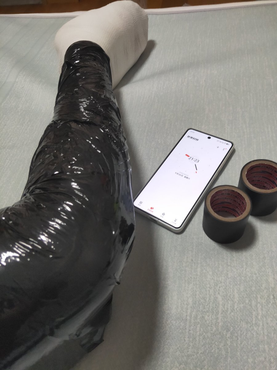 Doug_ing's tweet photo. 用了两个小时完成睡觉前的��备  腿单独包了两层绷带然后用绷带包一起，第三层保鲜膜，第四层胶带第五层保鲜膜，现在腿就和一个铁棍一样安全感满满 https://t.co/zrzr6xyX9N